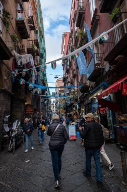 Napoli, İtalya: 15 Kasım 2023: 2023 'te Napoli sokaklarından alışveriş yapan insanlar.