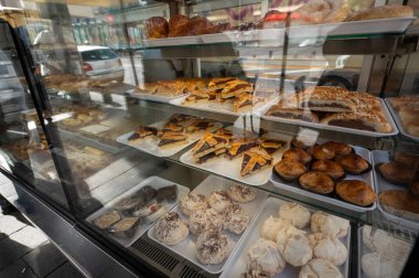 Napoli, İtalya: 14 Kasım 2023: Napoli 'de tatlı sokak yemekleri Kasım 2023.