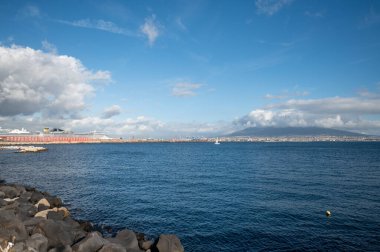 Lungomare di Napoli güneşli bir günde arka planda Vesuvius ile 2023 yılında.