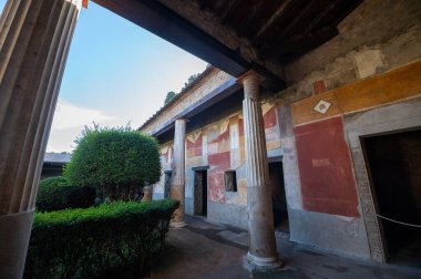 Pompeii, İtalya: 16 Kasım 2023: Antik Pompeii 'deki Antik evler (UNESCO Dünya Mirası Alanı). Kasım 2023 'te.