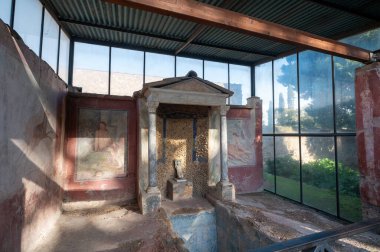 Pompeii, İtalya: 16 Kasım 2023: Antik Pompeii 'de (UNESCO Dünya Mirası Alanı) bir villanın içi. Kasım 2023 'te Via del Foro' nun taşları..