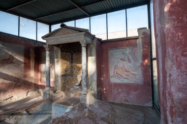 Pompeii, İtalya: 16 Kasım 2023: Antik Pompeii 'de (UNESCO Dünya Mirası Alanı) bir villanın içi. Kasım 2023 'te Via del Foro' nun taşları..