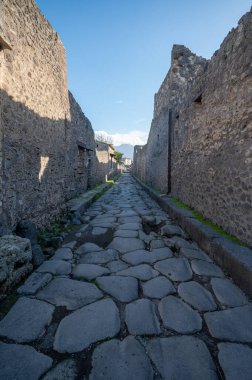 Pompeii, İtalya: 16 Kasım 2023: Antik Pompeii sokakları (UNESCO Dünya Mirası Alanı). Kasım 2023 'te Via del Foro' nun taşları..