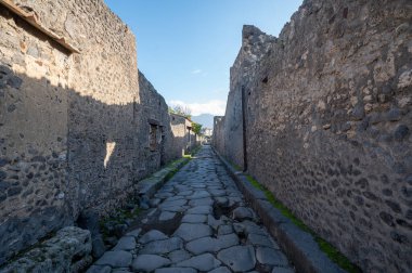 Pompeii, İtalya: 16 Kasım 2023: Antik Pompeii sokakları (UNESCO Dünya Mirası Alanı). Kasım 2023 'te Via del Foro' nun taşları..
