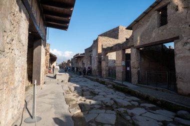 Pompeii, İtalya: 16 Kasım 2023: Antik Pompeii 'deki Pompeii Roma Amfitiyatrosunun Panoraması (UNESCO Dünya Mirası Alanı). Kasım 2023 'te.