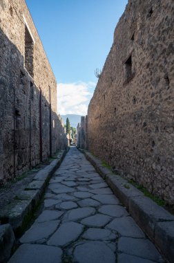 Pompeii, İtalya: 16 Kasım 2023: Antik Pompeii sokakları (UNESCO Dünya Mirası Alanı). Kasım 2023 'te Via del Foro' nun taşları..