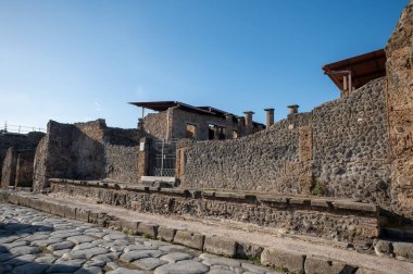 Pompeii, İtalya: 16 Kasım 2023: Antik Pompeii sokakları (UNESCO Dünya Mirası Alanı). Kasım 2023 'te Via del Foro' nun taşları..