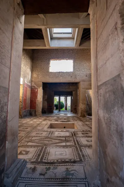 Pompeii, İtalya: 16 Kasım 2023: Antik Pompeii 'de (UNESCO Dünya Mirası Alanı) bir villanın içi. Kasım 2023 'te Via del Foro' nun taşları..