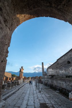 Pompeii, İtalya: 16 Kasım 2023: Antik Pompeii 'de yürüyen insanlar (UNESCO Dünya Mirası Alanı). Kasım 2023 'te Via del Foro' nun taşları..