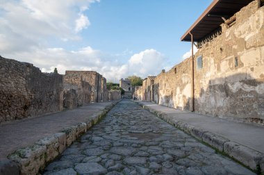 Pompeii, İtalya: 16 Kasım 2023: Antik Pompeii sokakları (UNESCO Dünya Mirası Alanı). Kasım 2023 'te Via del Foro' nun taşları..