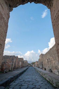 Pompeii, İtalya: 16 Kasım 2023: Antik Pompeii sokakları (UNESCO Dünya Mirası Alanı). Kasım 2023 'te Via del Foro' nun taşları..