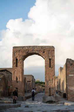 Pompeii, İtalya: 16 Kasım 2023: Antik Pompeii 'de yürüyen insanlar (UNESCO Dünya Mirası Alanı). Kasım 2023 'te Via del Foro' nun taşları..
