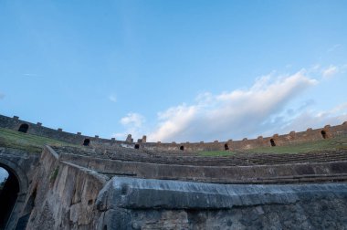 Pompeii, İtalya: 16 Kasım 2023: Antik Pompeii 'deki Pompeii Roma Amfitiyatrosunun Panoraması (UNESCO Dünya Mirası Alanı). Kasım 2023 'te.