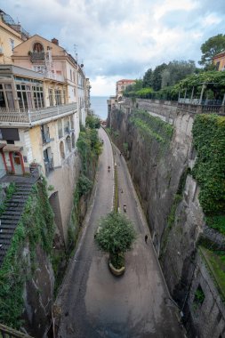 Sorrento, İtalya: 19 Kasım 2023: 2023 'te çeşitli tarihi binalarla Sorrento limanı ve uçurumlarının manzarası.