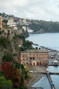 SORRENTO, İTALYA - 17 Kasım 2023: 2023 'te bir sabah turizm kenti Sorrento' nun limanının görüntüsü.