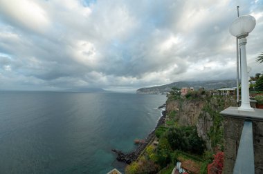 SORRENTO, İTALYA - 17 Kasım 2023: 2023 'te bir sabah turizm kenti Sorrento' nun limanının görüntüsü.