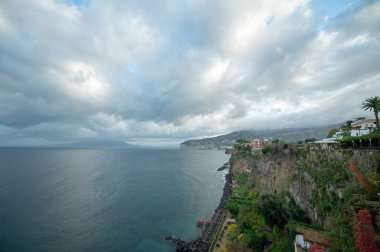 SORRENTO, İTALYA - 17 Kasım 2023: 2023 'te bir sabah turizm kenti Sorrento' nun limanının görüntüsü.