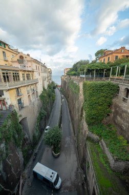 SORRENTO, İTALYA - 17 Kasım 2023: Kışın Kasım 2023 sabahı Sorrento 'nun turistik şehri.