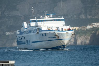 SORRENTO, ITALY - 2023 AĞUSTOS: SNAV şirketinin hızlı feribotunun panoraması Sorrento limanına güçlü bir itme motoruyla 2023 kışında ulaşır..