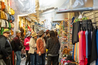 Sorrento, İtalya: 19 Kasım 2023: 2023 yılında İtalya 'nın Napoli ilindeki Sorrento turistik caddelerinde yürüyen turistler.