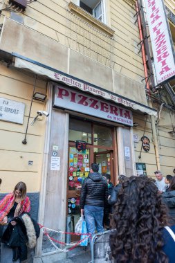 Napoli, İtalya: 18 Kasım 2023: İnsanlar Kasım 2023 'te otantik Margherita pizzasının yapıldığı 1870' ten beri La Antica Pizzeria Da Michele 'de sokakta bekliyor.