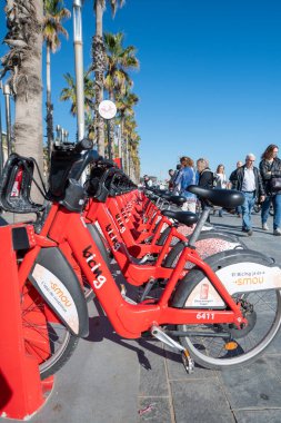 Barcelona, İspanya: 19 Kasım 2023: Barcelona 'da İspanya' nın başkenti Katalonya 'da La Barceloneta sahilinde bisiklet servisi.
