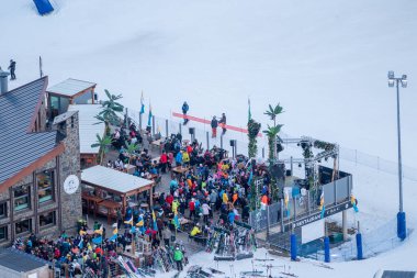 Grandvalira, Andorra: 2024 31 Ocak: 2023 yılında Grandvalira kayak merkezindeki Apres Kayak Merkezi 'nde insanlar dans ediyor.
