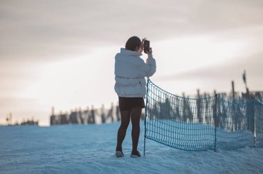 Grandvalira, Andorra: 2024 Ocak 31: 2023 'te Grandvalira kayak merkezinde fotoğraf çeken kadın.