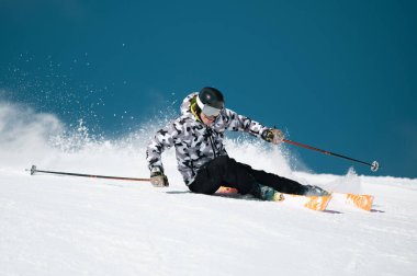 2024 kışında Andorra 'da Grandvalira yamaçlarında uzman kayakçı..
