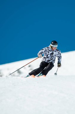 2024 kışında Andorra 'da Grandvalira yamaçlarında uzman kayakçı..