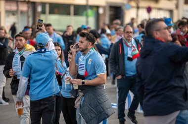 Bilbao, İspanya: 23 Mart 2024: Bilbao, İspanya: 23 Mart 2024: Uruguay taraftarları Euskadi ve Uruguay arasında Estadio San Mames 'de oynanan uluslararası dostluk maçı sırasında 23 Mart 2024 tarihinde İspanya' nın Bilbao kentinde oynanmıştır..