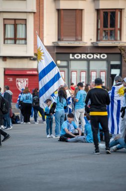 Bilbao, İspanya: 23 Mart 2024: Bilbao, İspanya: 23 Mart 2024: Uruguay taraftarları Euskadi ve Uruguay arasında Estadio San Mames 'de oynanan uluslararası dostluk maçı sırasında 23 Mart 2024 tarihinde İspanya' nın Bilbao kentinde oynanmıştır..