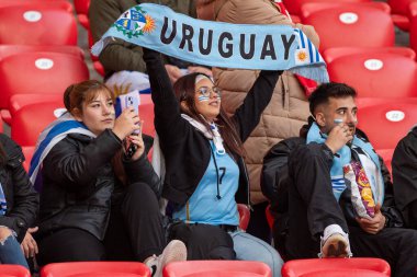 Bilbao, İspanya: 23 Mart 2024: Bilbao, İspanya: 23 Mart 2024: Uruguay taraftarları Euskadi ve Uruguay arasında Estadio San Mames 'de oynanan uluslararası dostluk maçı sırasında 23 Mart 2024 tarihinde İspanya' nın Bilbao kentinde oynanmıştır..