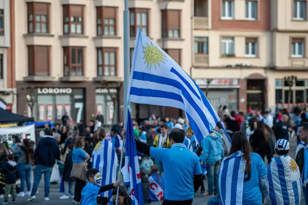 Bilbao, İspanya: 23 Mart 2024: Bilbao, İspanya: 23 Mart 2024: Uruguay taraftarları Euskadi ve Uruguay arasında Estadio San Mames 'de oynanan uluslararası dostluk maçı sırasında 23 Mart 2024 tarihinde İspanya' nın Bilbao kentinde oynanmıştır..