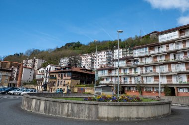 Pasaia, İspanya: 24 Mart 2024: Mart 2024 'te Guipuzcoa ilindeki Pasaia balıkçılık ve turizm kasabasındaki tipik evler.