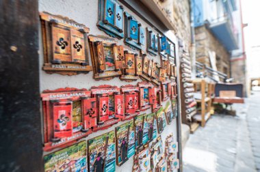 Pasaia, İspanya: 24 Mart 2024: Mart 2024 'te Guipuzcoa ilindeki Pasaia balıkçılık ve turizm kasabasındaki hatıralar.