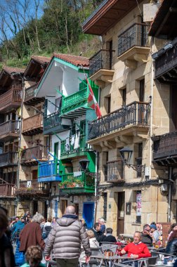Pasaia, İspanya: 24 Mart 2024: Guipuzcoa ilindeki Pasaia balıkçılık ve turizm kasabasında panorama.