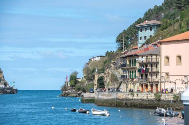 Pasaia, İspanya: 24 Mart 2024: Guipuzcoa ilindeki Pasaia balıkçılık ve turizm kasabasında panorama.