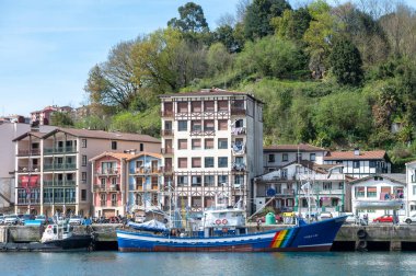 Pasaia, İspanya: 24 Mart 2024: Mart 2024 'te Guipuzcoa ilindeki Pasaia balıkçılık ve turizm kasabasındaki tipik evler.