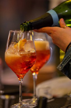 Aperol Spitz bir bar tezgahında hazırlandı..
