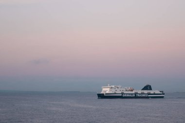 Barcelona, İspanya: 12 Mayıs 2024: Grimaldi Feribotunun Gündoğumu 2024 yazında Barselona 'dan İbiza' ya.