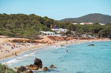 Cala Nova, İbiza: 12 Mayıs 2024: 2024 yazında İbiza adasındaki Cala Nova turistik plajında panorama.