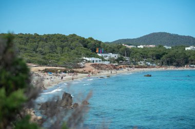 Cala Nova, İbiza: 12 Mayıs 2024: 2024 yazında İbiza adasındaki Cala Nova turistik plajında panorama.