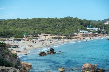 Cala Nova, İbiza: 12 Mayıs 2024: 2024 yazında İbiza adasındaki Cala Nova turistik plajında panorama.