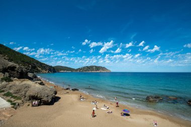 Aigues Blanques, Santa Eulalia des Riu, İbiza, İspanya: 14 Haziran 2015: İbiza 'da Aigues Blanques Plajı üzerine Panorama.