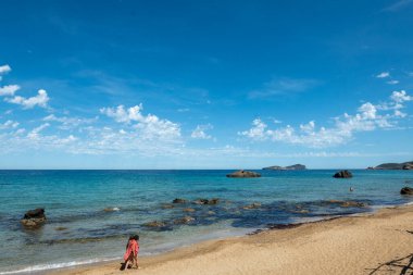 Aigues Blanques, Santa Eulalia des Riu, İbiza, İspanya: 14 Haziran 2015: İbiza 'da Aigues Blanques Plajı üzerine Panorama.