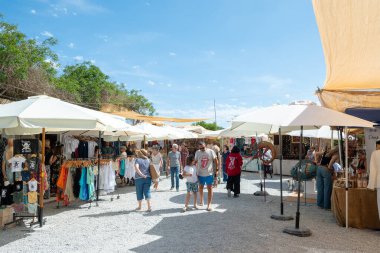Las Dalias, İbiza, İspanya: 14 Mayıs 2024: İbiza 'da San Carlos' taki Las Dalias Hippy Market 'te insanlar.