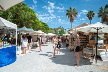 Las Dalias, İbiza, İspanya: 14 Mayıs 2024: İbiza 'da San Carlos' taki Las Dalias Hippy Market 'te insanlar.