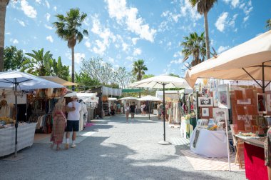 Las Dalias, İbiza, İspanya: 14 Mayıs 2024: İbiza 'da San Carlos' taki Las Dalias Hippy Market 'te insanlar.