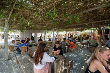 Las Dalias, İbiza, İspanya: 14 Mayıs 2024: İbiza 'da San Carlos' taki Las Dalias Hippy Market 'te insanlar.